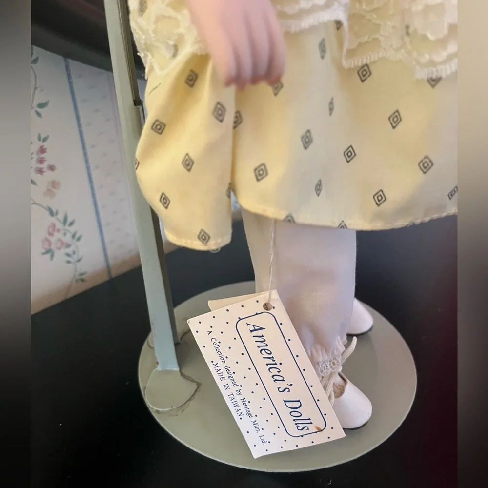 Heritage Mint Porcelain Doll - Amanda - Picture 4 of 4